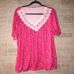 ✅ NWOT Short Sleeve Top with lace neckline